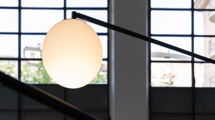 Lampa sufitowa, podłogowa BITTA, włącznik na podłodze.