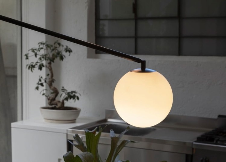 Lampa sufitowa, podłogowa BITTA, włącznik na podłodze.