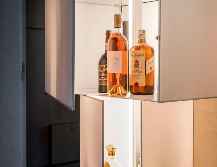 Lampa podłogowa, regał, witryna VELASCA.