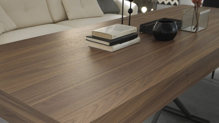 Stolik kawowy FEBO rozkładany do wielkości stołu.